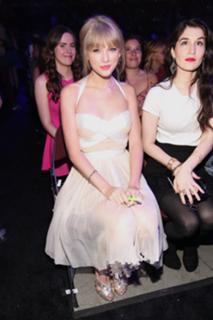 Taylor Swift feet photo thumbnail