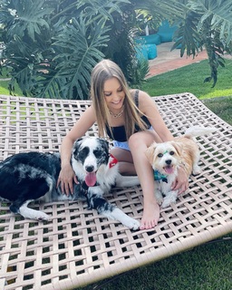 Carla Diaz feet photo thumbnail