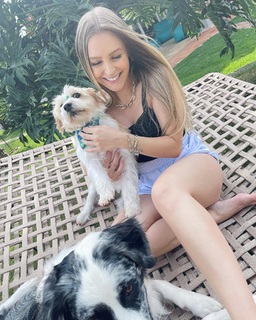 Carla Diaz feet photo thumbnail