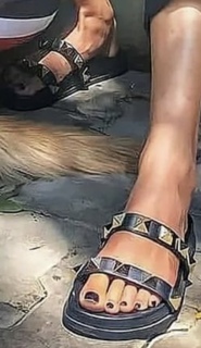Anushka Sharma feet photo thumbnail