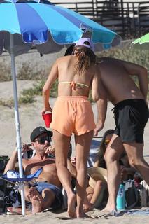 Alessandra Ambrosio feet photo thumbnail