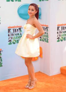Ariana Grande feet photo thumbnail