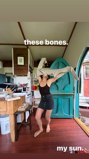 Shailene Woodley feet photo thumbnail