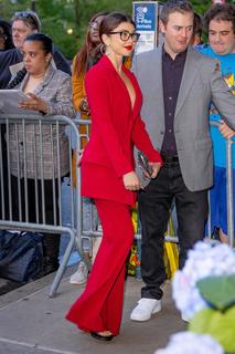 Sarah Hyland feet photo thumbnail