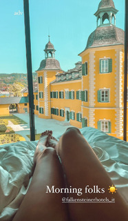 Valentina Vignali feet photo thumbnail