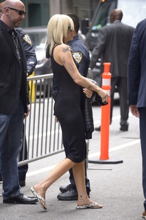 Miley Cyrus feet photo thumbnail