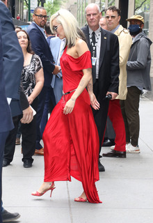 Miley Cyrus feet photo thumbnail