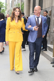 Mariska Hargitay feet photo thumbnail