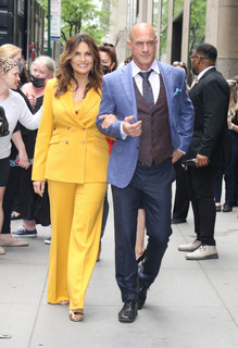 Mariska Hargitay feet photo thumbnail