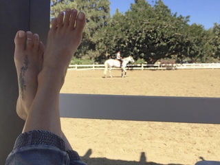 Brooke Burke feet photo thumbnail