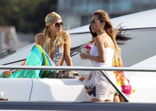Paris Hilton feet photo thumbnail
