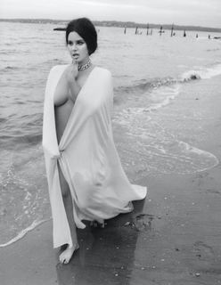 Lana Del Rey feet photo thumbnail