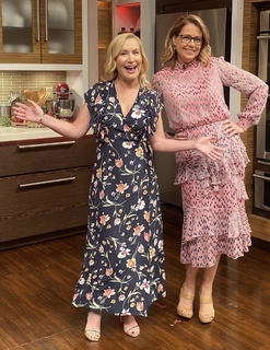 Angela Kinsey feet photo thumbnail