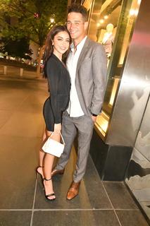 Sarah Hyland feet photo thumbnail