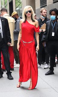 Miley Cyrus feet photo thumbnail