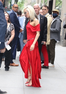 Miley Cyrus feet photo thumbnail
