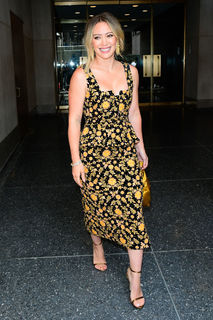 Hilary Duff feet photo thumbnail