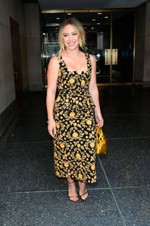 Hilary Duff feet photo thumbnail