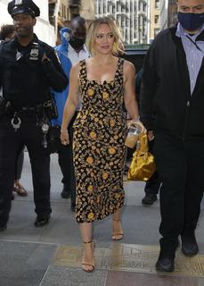 Hilary Duff feet photo thumbnail
