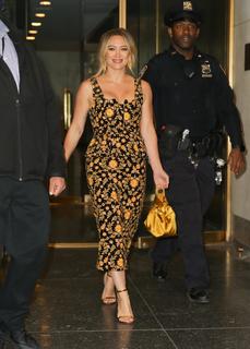 Hilary Duff feet photo thumbnail