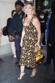 Hilary Duff feet photo thumbnail