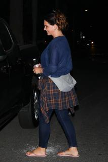 Lana Del Rey feet photo thumbnail
