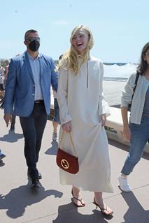 Elle Fanning feet photo thumbnail