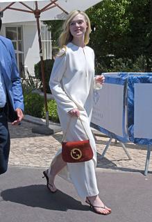 Elle Fanning feet photo thumbnail