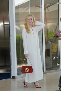 Elle Fanning feet photo thumbnail