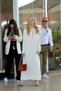 Elle Fanning feet photo thumbnail