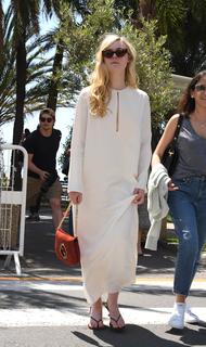 Elle Fanning feet photo thumbnail