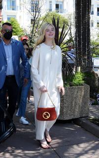 Elle Fanning feet photo thumbnail