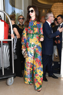 Anne Hathaway feet photo thumbnail