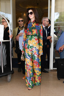 Anne Hathaway feet photo thumbnail