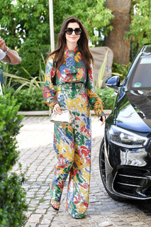 Anne Hathaway feet photo thumbnail