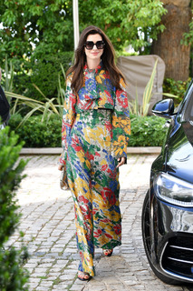 Anne Hathaway feet photo thumbnail