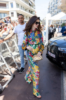 Anne Hathaway feet photo thumbnail