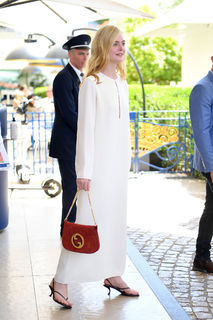 Elle Fanning feet photo thumbnail