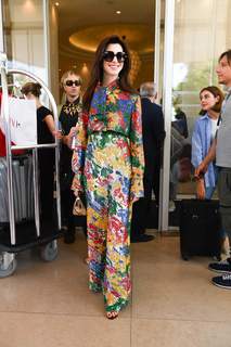 Anne Hathaway feet photo thumbnail