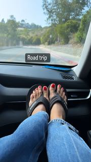 Rita Ora feet photo thumbnail