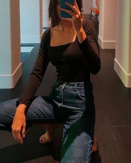Kendall Jenner feet photo thumbnail