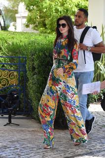 Anne Hathaway feet photo thumbnail