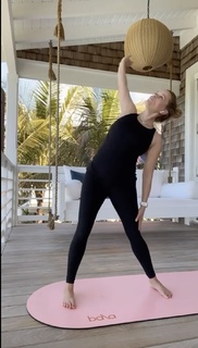 Reese Witherspoon feet photo thumbnail