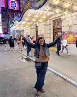 Mindy Kaling feet photo thumbnail