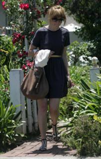Mandy Moore feet photo thumbnail