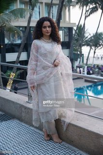 Kangana Ranaut feet photo thumbnail