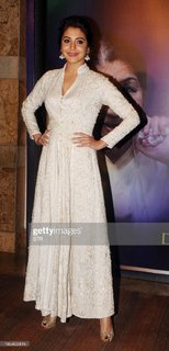 Anushka Sharma feet photo thumbnail