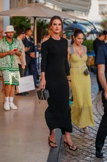 Alessandra Ambrosio feet photo thumbnail