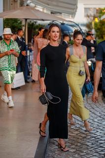 Alessandra Ambrosio feet photo thumbnail