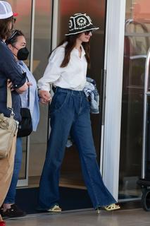 Anne Hathaway feet photo thumbnail